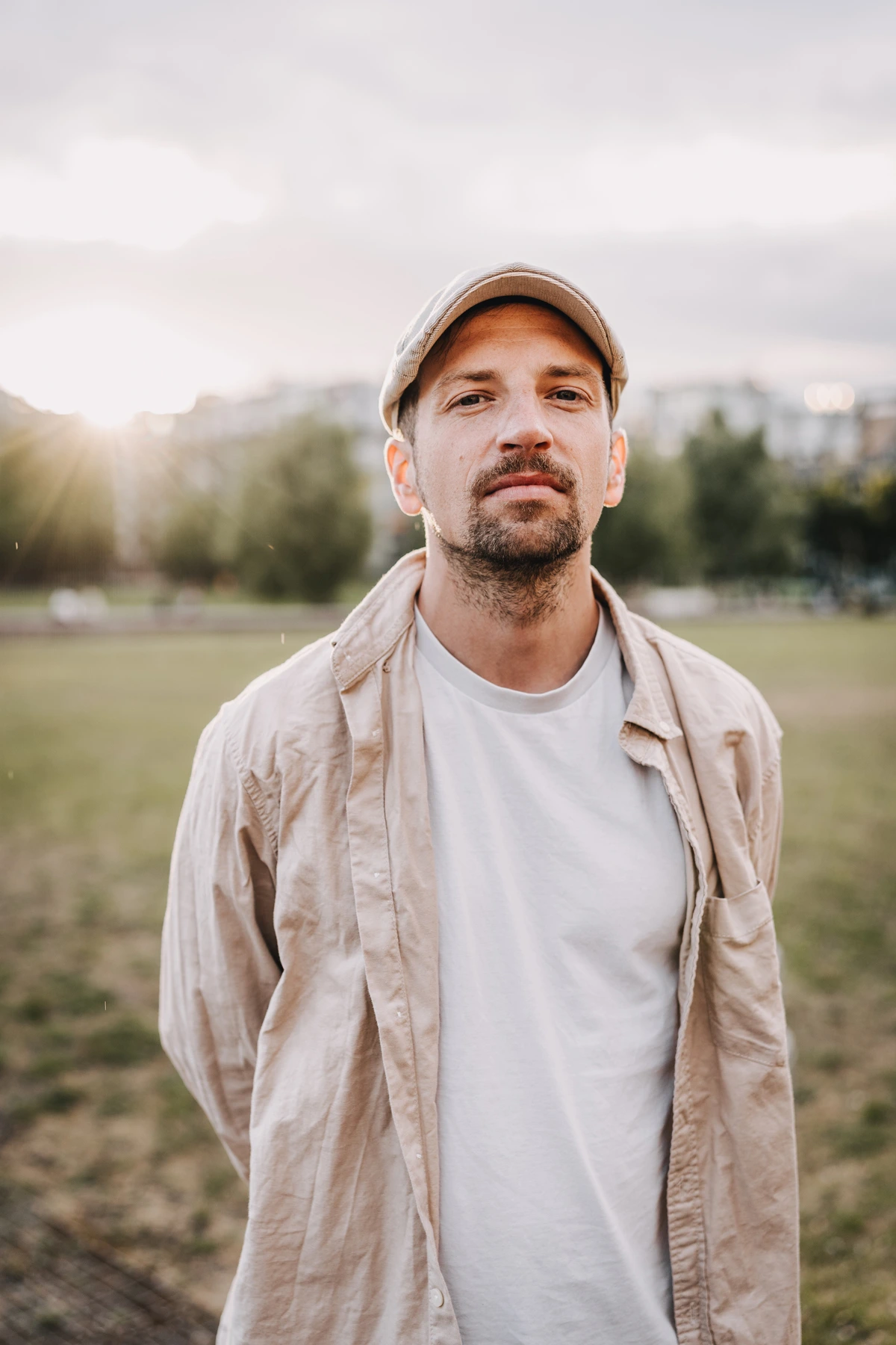 Portraitshooting in Berlin bei Sonnenuntergang – Mann im Park