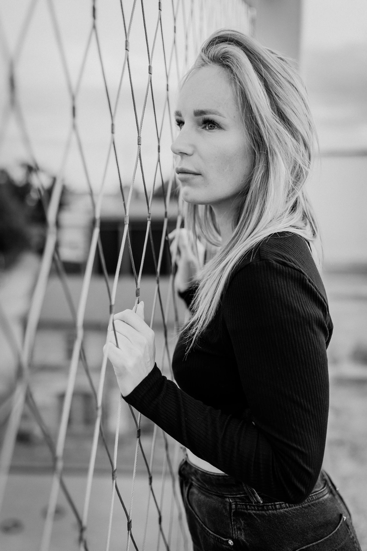 Portraitshooting in Potsdam bei Sonnenuntergang – Frau auf Parkdeck